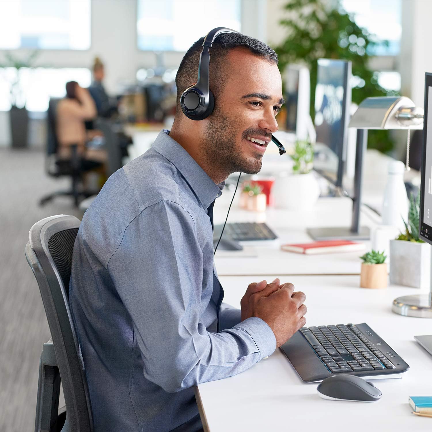 Headset com fio USB Logitech H390 com Almofadas Confortáveis, Controles de Áudio Integrado e Microfone com Redução de Ruído - Preto