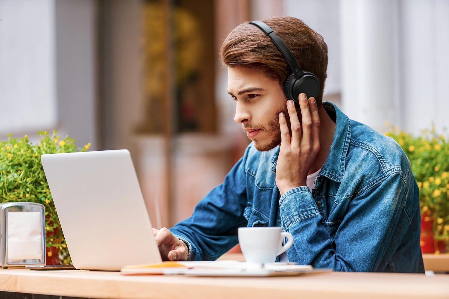 Headphone Philips bluetooth on-ear com microfone e energia para 15 horas na cor preto TAH1108BK/55